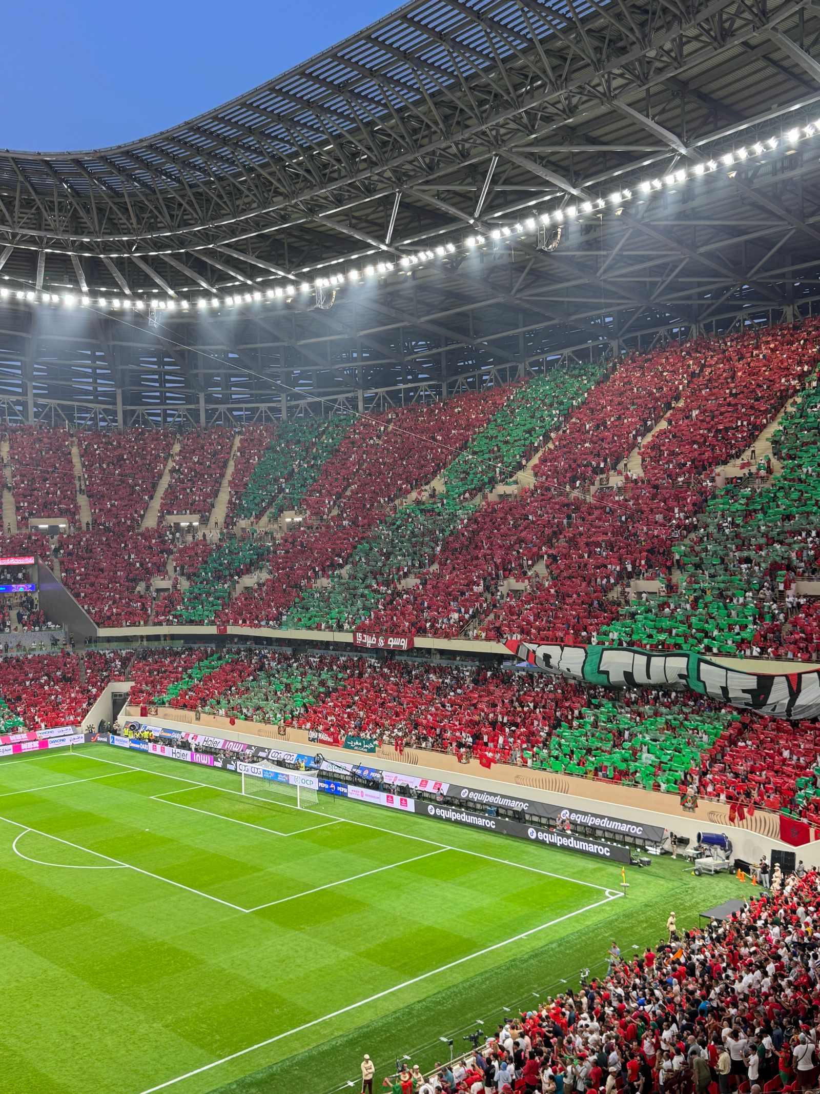 Foule de supporters aux couleurs vives dans un stade de football